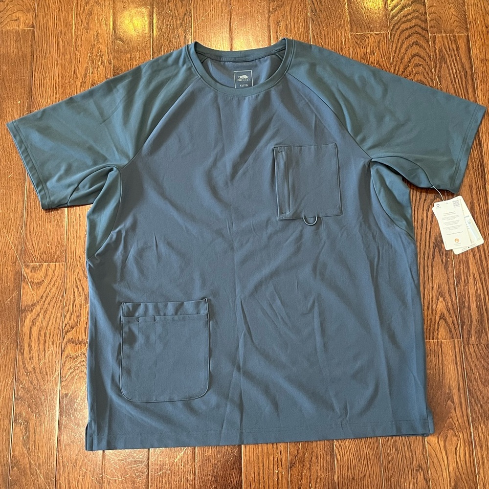 Men's medical scrubs shirt. NWT.